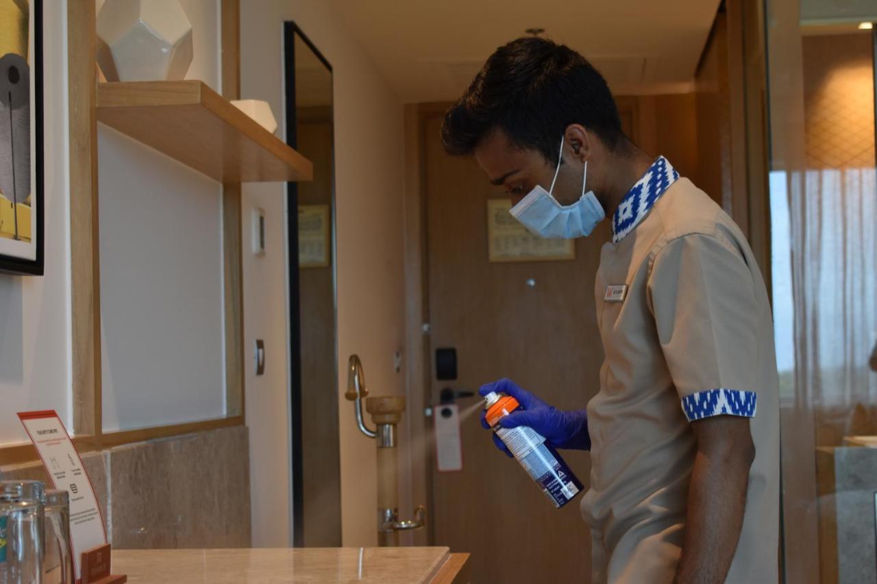 ウェルカムホテル コインバトール メンバー Itc ホテル グループ エクステリア 写真 A hotel employee disinfecting a guest room